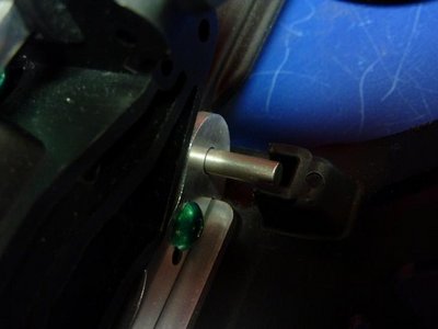 Les axes je ne les ais pas raccourcis pour qu'ils restent bien dans l'encoche pour que le bras de suspension ne puisse pas se déboiter.