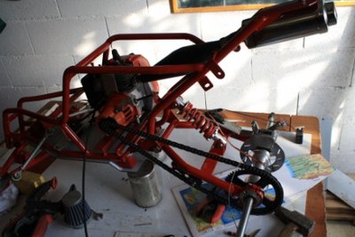 buggy 015.jpg (92.3 Kio) Vu 10085 fois moteur avec modif sur sortie embrayage(pignon 7 dents soude sur axe debroussailleuse