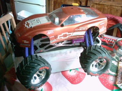 carro immense d'une vieille kyosho minuscule!