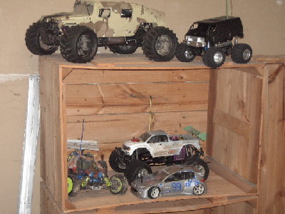 Il y à un 1/5 BigFoot mon petit LunchBox de Tamiya, un GT21, le savage SS 4.6 le petit RS4 et j'ai aussi un MT2 qui ets en réparation car j'ai des gros souci avec les diffs.