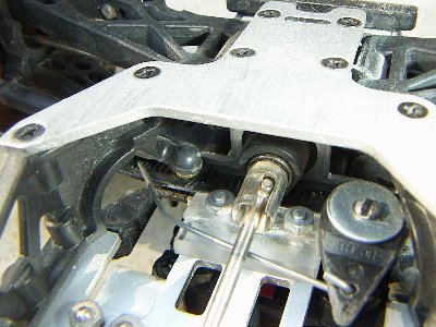 PICT0255.JPG (105.63 Kio) Vu 6410 fois Et la on peux voir le riselan guider dans la piece plexi pour la direction le tout entrainé pas de la corde à piano relié à un guignol ralongé ( ici c'est une cheville)